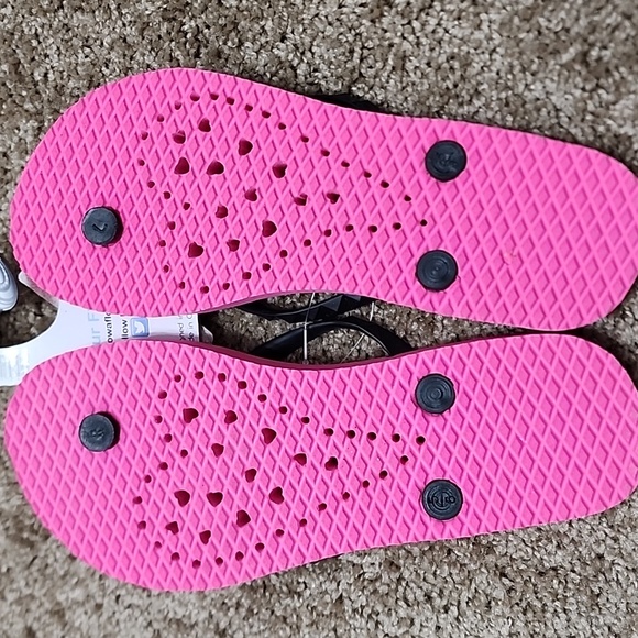 WOMEN'S 5/6 Hot Pink and Black BEACH/Summer Flip Flops 🩴 - Picture 8 of 10